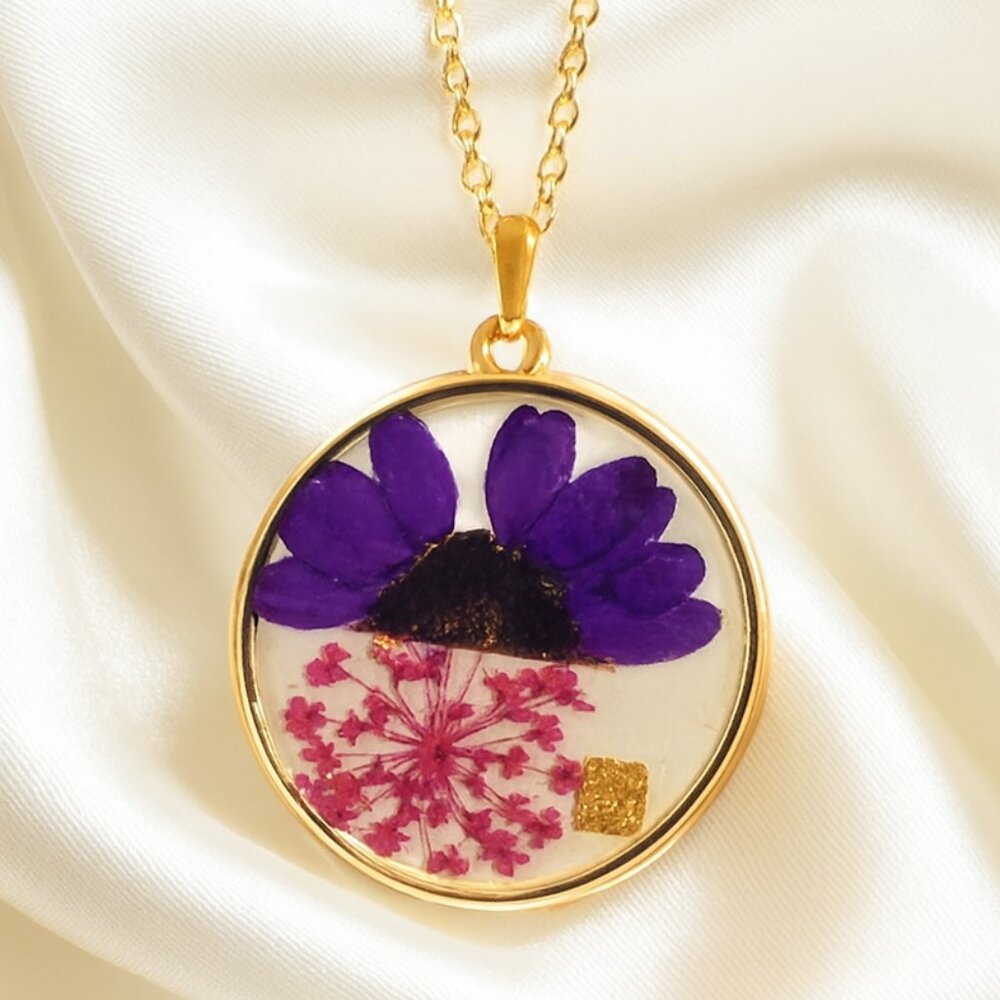 Gold Botanical Resin Pendant Necklace w/ Preserved Flower β Handmade Jewelry